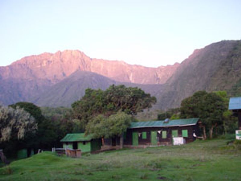 Arusha - Momela Gate (1640m) - Miriakamba Hut (2515m)